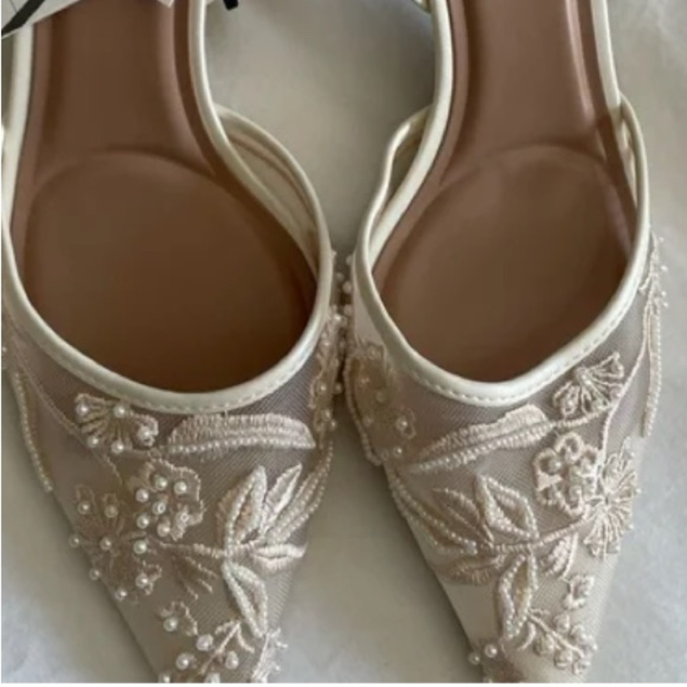 Chic Embroidered Floral Mules in Cream and Tan